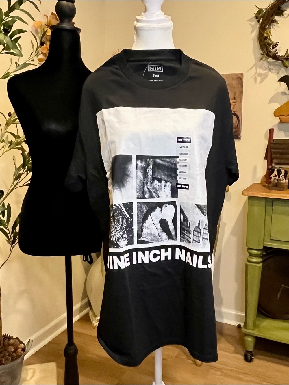 Nine Inch Nails NIN Black & White Photo Collage Graphic Band Tee Med. NWT - Picture 3 of 7